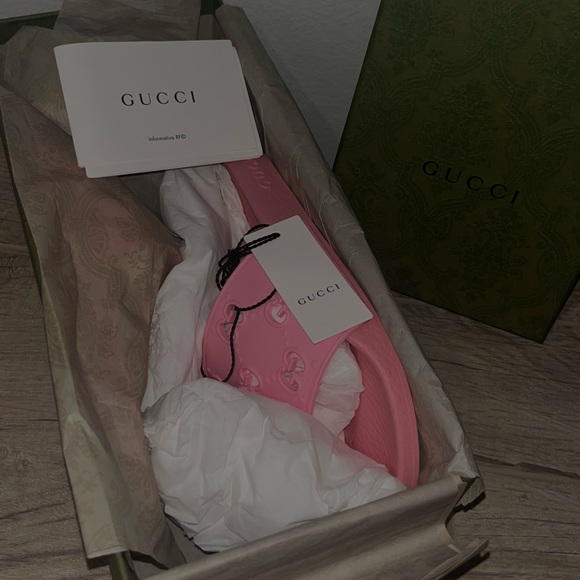 Brand new Gucci slides too small for my daughter size 35 - Picture 2 of 4